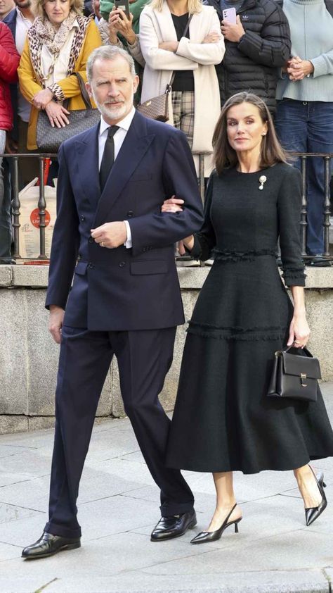 Queen Letizia Dress, Queen Letizia Outfits, Royal Family Fashion, Hobble Skirt, Kate And Meghan, Fashion Idol, 30s Fashion, Best Winter Outfits, Fashion Vocabulary