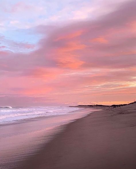 Cape Cod & Islands Photography on Instagram: “Hoping this gives you some calm and peace. 💕🌊 Have a good weekend everybody! Photo by @meghanclancyy • Want your photo featured on…” Sunset Iphone Wallpaper, Calm And Peace, Summer Beach Wallpaper, Maldives Resort, Good Weekend, Have A Good Weekend, Sky Pictures, Truro, Sunset Nature