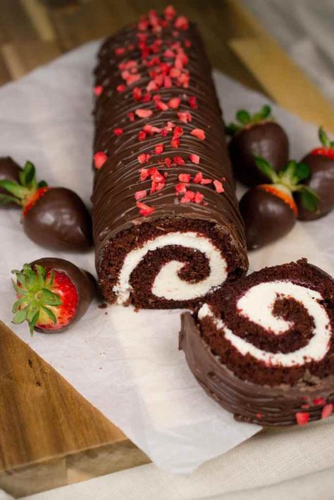 Chocolate Strawberry Swiss Roll - youthsweets Swiss Roll Chocolate, Chocolate Strawberry Roll Cake, Swiss Roll Design, Chocolate Swiss Roll Recipe, Strawberry Cake Roll, Strawberry Swiss Roll, Chocolate Cake Roll, Chocolate Strawberry Desserts, Strawberry Roll