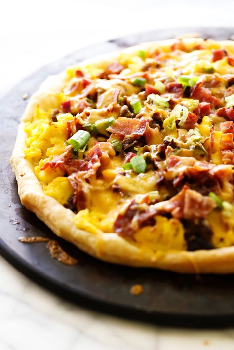 This Puff Pastry Breakfast Pizza is SO easy to make and is such a crowd pleaser! It has everything you love about breakfast topped on a delicious buttery flaky crust! Puff Pastry Breakfast, Pastry Breakfast, Using Puff Pastry, Pizza Chef, Delicious Clean Eating, Flaky Crust, Puff Pastry Recipes, Breakfast Pizza, Pastry Recipes