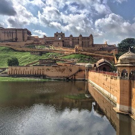 . Amer Fort Jaipur, Monument In India, Ancient Persian Architecture, Amer Fort, India Architecture, Mughal Architecture, Indian Architecture, Beautiful Places Nature, Jaipur India