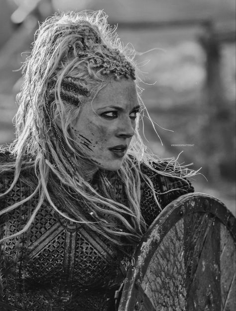 Ragnar Tattoo, Lagertha Lothbrok, Viking Warrior Tattoos, Viking Queen, Viking Wallpaper, Viking Warrior Woman, Vikings Valhalla, Vikings Tattoo, Frida Gustavsson