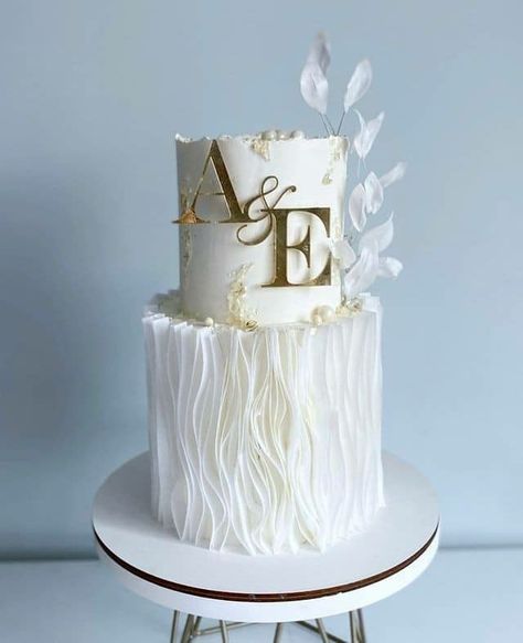 Classy Buttercream Cakes, Engagement Anniversary Cake, Wreath Mirror, White And Gold Wedding Cake, Wedding Cake Display, Perfect Wedding Cake, Cake Lettering, Gold Birthday Cake, Elegant Birthday Cakes