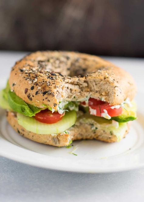 Everything bagel veggie sandwiches with garlic dill cream cheese. Add cucumbers, sliced tomato, avocado, or the veggies of your choice! Enchiladas Pasta, Dill Cream Cheese, Veggie Sandwiches, Veggie Bites, Bagel Toppings, Cheese Bagels, Mini Bagels, Tomato Avocado, Vegetarian Tacos