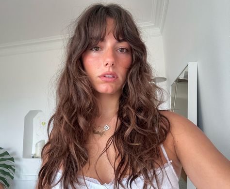 Long Bangs On Wavy Hair, Long Wavy Hair Curtain Bangs Layers, Wavy Perm With Bangs, Face Framing Curtain Bangs Wavy Hair, Wavy Hair And Curtain Bangs, Bangs With Naturally Wavy Hair, Layer Cut For Wavy Hair, Shirt Curtain Bangs, Bangstyle Hair Long Curly