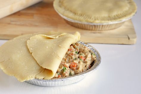 How to Freeze Homemade Chicken Pot Pie. Homemade chicken pot pie is one of the most commonly-suggested comfort foods by most people. It is a hearty, filling dish that is easy to make and freezes well for a later date. The pot pie will taste better and last longer in the freezer if you freeze it before baking. Freeze Chicken Pot Pie, Frozen Chicken Pot Pie, Freeze Chicken, Homemade Pot Pie, Turkey Pot Pie Recipe, Convection Oven Recipes, Pie Homemade, Turkey Pie, Chicken Pot Pie Filling