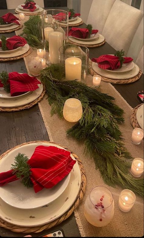 50+ Rustic DIY Christmas Table Decor - Hike n Dip Christmas Dinner Table Settings, Christmas Table Decorations Diy, Home Decor Ideas Bedroom, Diy Christmas Table, Decor Ideas Bedroom, Xmas Dinner, Christmas Dinner Table, Christmas Dinner Party, Christmas Table Centerpieces