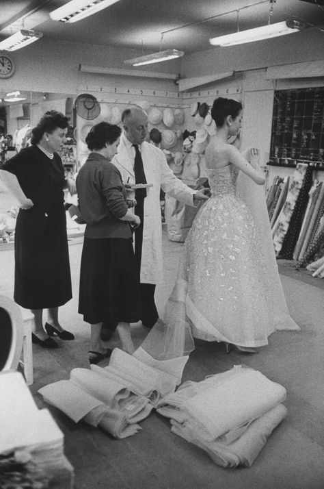 Christian Dior’s studio Dior Atelier, Christian Dior Haute Couture, Fashion 1950s, Vintage Fashion Photography, French Fashion Designers, Dior Fashion, Vintage Couture, Dior Couture, Fashion Images