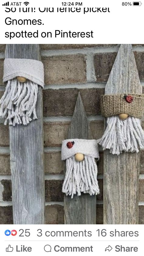 Fence Post Crafts, Fence Board Crafts, Wood Board Crafts, Antique Booth Ideas, Simple Holiday Decor, Wood Craft Projects, Winter Decorations Diy, Gnomes Diy, Pine Cone Crafts