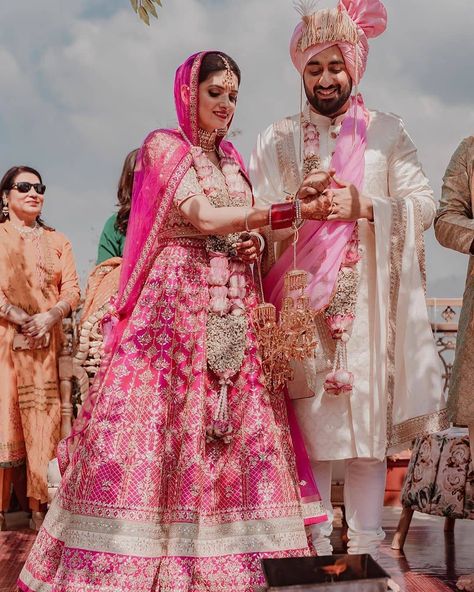 Couple Wedding Dress Indian Matching, Trendy Bridesmaids, Bride And Groom Outfits, Couple Wedding Dress, Bride Groom Photos, Bride Photoshoot, Bride Outfits, Pink Bride, Pink Lehenga