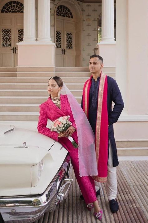 Indian bride in a pink pantsuit for the wedding Mehendi Lehenga, Lehenga Bride, Sheer Veil, Modern Indian Wedding, Bride Head, Winter Wedding Outfits, Lace Suit, Elegant Winter Wedding, Velvet Lehenga