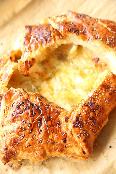 Gruyere Puff Pastry, Baked Gruyere, Puff Pastry Recipes Dinner, Cheesy Puff Pastry, Puff Pastry Recipes Savory, Easy Puff Pastry Recipe, Puffed Pastry, Sweet Appetizer, Spring Recipes Dessert