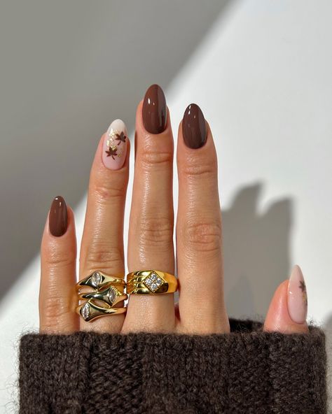 minimal autumnal leaves with flecks of gold 🍂🍁🌰🍯✨ rings from @luvaj 🫶 #nails #nailinspo #nailart #naildesign #autumnnails #brownnails #fallnails Nail Ideas For Thanksgiving, Brown Nails For Fall, Nails For Fall, Ideas For Thanksgiving, Nailinspo Nailart, Brown Nails Design, Thanksgiving Nail Art, Fall Designs, Cute Nails For Fall