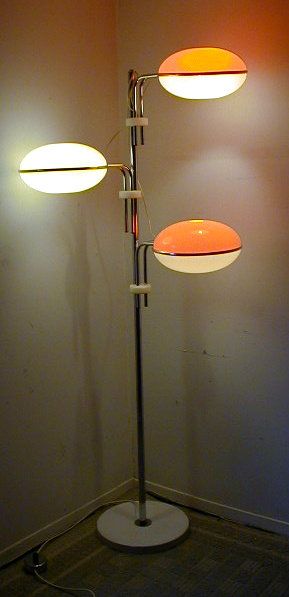 Vintage Space Age Floor Lamp. UFO.  Lampe sur pied. Mid Century Living Room Lamp, Retro Floor Lamp Living Room, 70s Standing Lamp, 70’s Floor Lamp, Mcm Space Age, Space Age Bedroom Ideas, Retro Lamps Vintage Mid Century, Floor Lamp Bedroom Aesthetic, Retro Standing Lamp