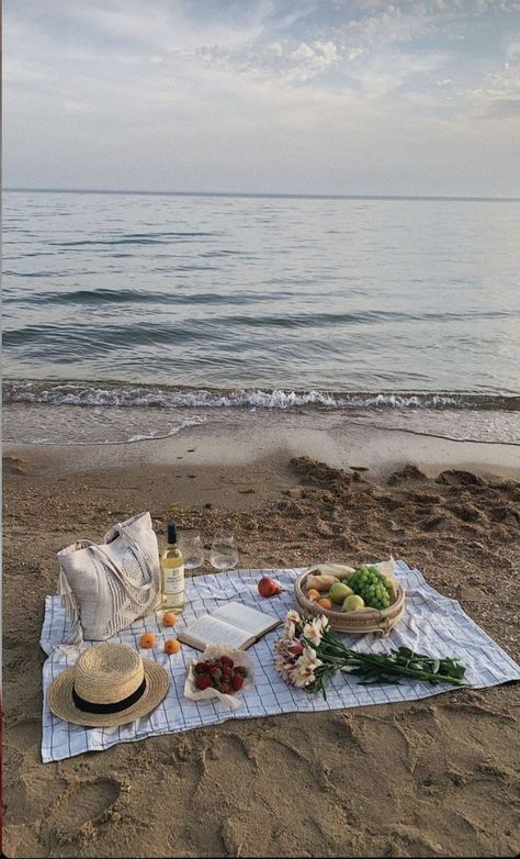 Breakfast On The Beach, Picnic Date Food, Summer Picnic Food, Dream Dates, Picnic Inspiration, Beach Date, Romantic Picnics, Picnic Date, Picnic Time