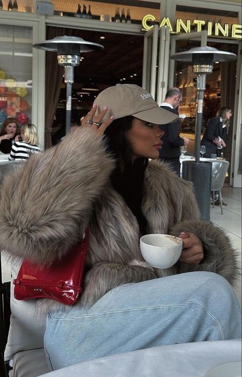 Fur Coat Outfits, Bucket Hat Outfit, Outing Outfit, Clueless Outfits, Hat Outfit, Winter Fashion Outfits Casual, Fashion Vibes, Exotic Fashion, Easy Winter Outfit