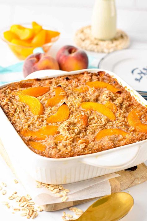 This Peach Baked Oatmeal isa creamy large batch of baked oatmeal filled with juicy peach. The perfect healthy family summer breakfast to use all your peaches this summer. Baked Oatmeal Vegan, Peach Baked Oatmeal, Peach Oatmeal, Oatmeal Vegan, Oatmeal Flavors, Breakfast Oatmeal Recipes, Baked Peach, Juicy Peach, Baked Oatmeal Recipes