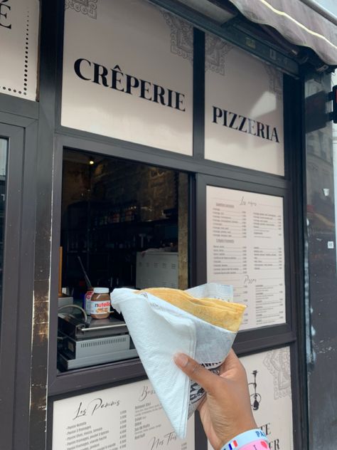 Classic crepe stand found in any corner of Paris #crepes #paris #parisienne #parisian #france Paris Crepes, Crepe Stand, Ticket To Ride, Metropolis, Food Truck, Paris France, R A, A R, Vision Board