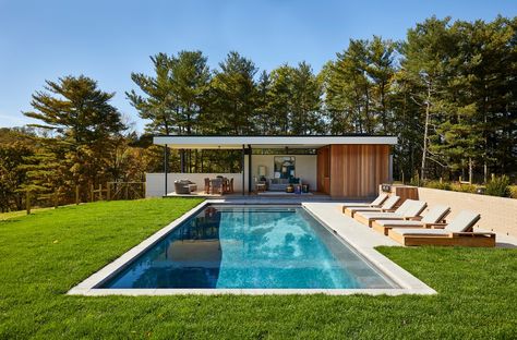 20 conceptions de piscines modernes sensationnelles du milieu du siècle que vous allez obséder Mid Century Modern Pool, Mid Century Pool, Backyard Pool Design, Modern Pool House, Moderne Pools, Deck Piscina, Dream Backyard Pool, Pool House Designs, Modern Pool