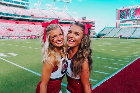 Cheerleading Stunting, Anna Heid, Cheer Hairstyles, Cheerleading Pics, Cheerleading Hair, Cheerleading Jumps, Cheer Team Pictures, Sideline Cheer, Cheer Pics