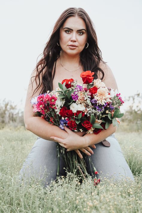 Flower Top Session, Plus Size Flower Photoshoot, Flower And Jeans Photoshoot, Floral Top Photoshoot, Flower Bra Photoshoot, Megan Photoshoot, Flower Shirt Photoshoot, Photoshoot Ideas Plus Size, Pose Ideas Group