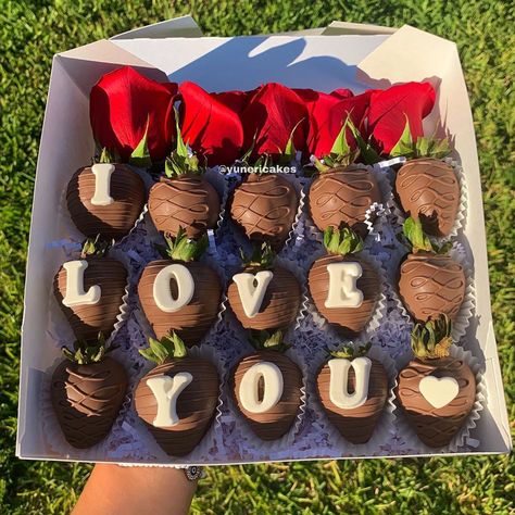 Milk Chocolate Strawberries, Valentine Chocolate Covered Strawberries, Food Gift Box, Strawberry Box, Valentines Baking, Strawberry Gifts, Chocolate Covered Fruit, Picnic Inspiration, Strawberry Decorations