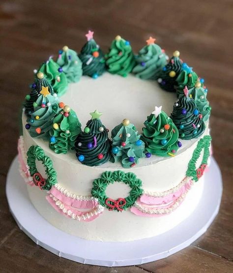 Christmas Sweets Decorations, Cupcake Frosting Ideas Decorating, Christmas Cake Inspiration, Christmas Themed Cake Ideas, Christmas Themed Sweets, Wreath Cake Christmas, Christmas Theme Cakes, Party Combo Cake Ideas, Cake Christmas Decoration