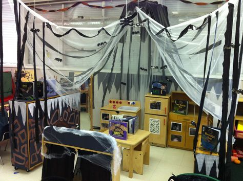 My Kindergarten Dramatic Play - Bat cave in October Kindergarten Dramatic Play, Haunted House For Kids, Bats Unit, Gifts For Tennis Players, Pumpkins Kindergarten, Purposeful Play, Halloween Class Party, Halloween Sensory, Dramatic Play Preschool