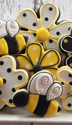 Bumblebee Cookies Decorated, Bee Hive Cookies Decorated, Bee Themed Sugar Cookies, Bumble Bee Cookies Decorated, Bee Cookies Royal Icing, Summer Cutout Cookies, Bee Decorated Cookies, Bee Cookies Decorated, Bumblebee Cookies