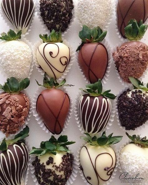 Neutral color chocolate coated strawberries Blackberry Syrup, Chocolate Covered Fruit, Dessert Aux Fruits, Edible Arrangements, Chocolate Dipped Strawberries, Strawberry Dip, בר מצווה, Chocolate Strawberry, Snacks Für Party