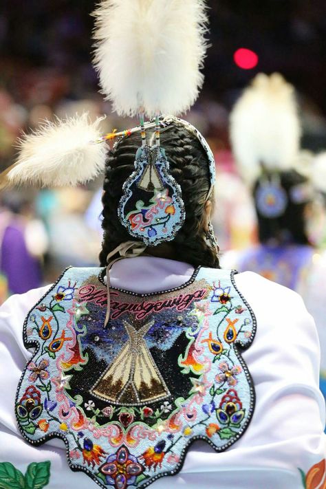 Fancy Shawl Regalia Cape, Powwow Hairstyles, Powwow Regalia Fancy Shawl, Native American Fancy Shawl Regalia, Jingle Dress Regalia, Regalia Beadwork, Jingle Dress Dancer, Fancy Shawl Regalia, Moccasin Patterns