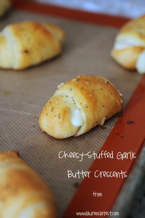 Cheesy-Stuffed Garlic Butter Crescents Crescent Roll Recipes, Think Food, Buffalo Wings, Snacks Für Party, Modern Houses, Garlic Butter, Finger Food, I Love Food, Appetizer Snacks