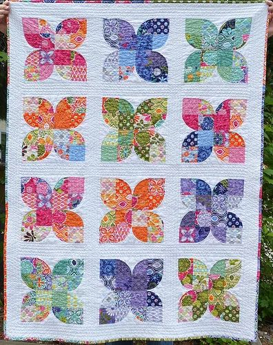 So many options for the Drunkard's Path block - The Crafty Quilter Drunkards Path Quilt, Drunkards Path, Quilt Modernen, Butterfly Quilt, Circle Quilts, Flower Quilts, Scrappy Quilts, Quilting Crafts, Quilt Tutorials