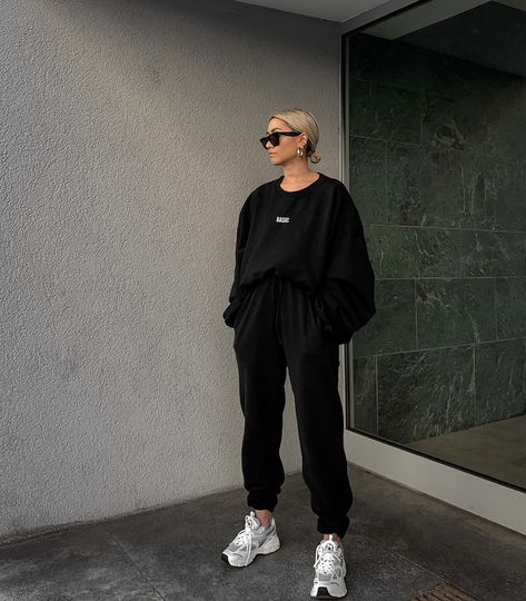 Sweats Outfit Winter, Sweatpant Outfits, Jessy Nelson, Black Sweatsuit, Sweatsuit Outfit, Cute Sweatpants Outfit, Cold Fashion, Cute Sweatpants, All Black Outfit