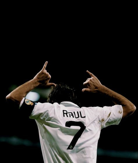 Raul Real Madrid, Raul Gonzalez, Cristiano Ronaldo Body, Real Madrid Pictures, Colombia Soccer, Real Madrid Photos, Real Madrid Football Club, Real Madrid Team, Soccer Photography