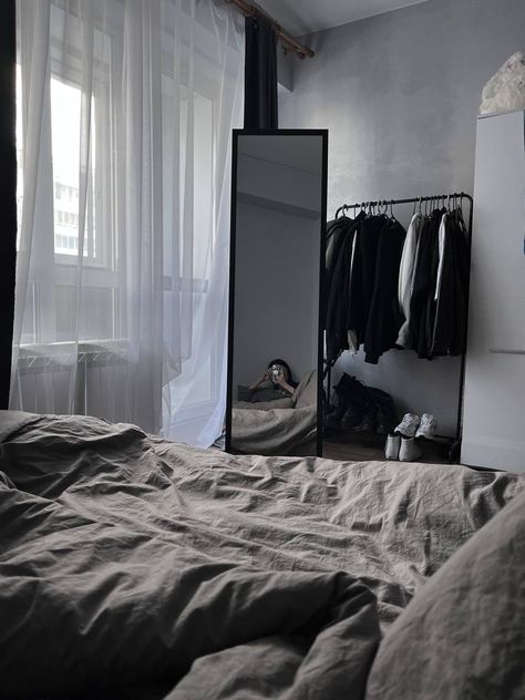 Black Minimalist Studio Apartment, Black Room Asthetics Bedrooms, Aesthetic Room Black And White, Black Theme Room, Tiny Room Design, Cute Rooms, Aesthetic Room Decor Ideas, Black And White Room, Floor Bedroom