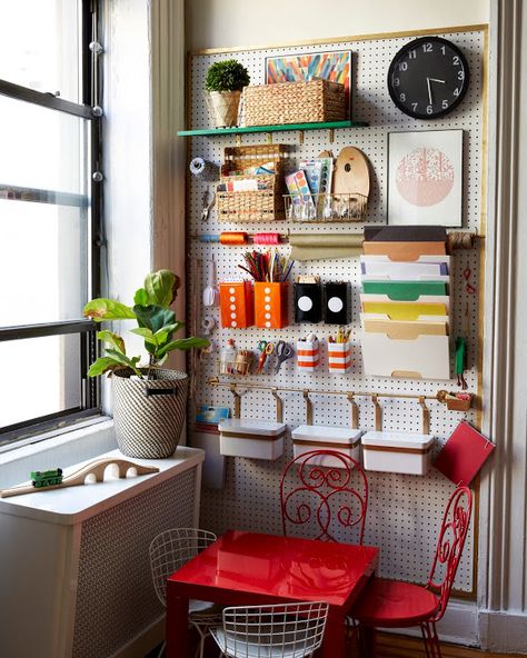 This craft wall is genius! A CUP OF JO: Brooklyn apartment tour Pegboard Craft Room, Pegboard Kitchen, Pegboard Storage, Pegboard Organization, Pegboard Accessories, Cup Of Jo, Brooklyn Apartment, Apartment Tour, Craft Corner