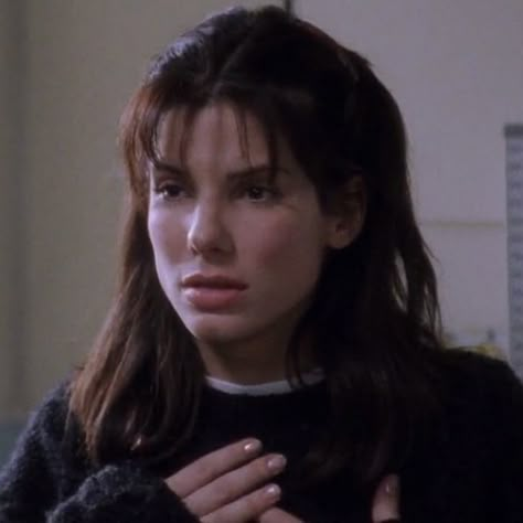 lucy eleanor moderatz while you were sleeping sandra bullock pfp icon soft girl aesthetic cute 90’s movie Sandra Bullock Hair, Sleep Hairstyles, Layered Haircuts For Medium Hair, While You Were Sleeping, 90s Hairstyles, Hair Stylies, Haircuts For Medium Hair, Girl Inspiration, Hair Reference