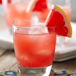 Ruby-Red Grapefruit Cocktail Healthy Summer Drink Recipes, Grapefruit Cocktail Recipes, Grapefruit Drink, Healthy Summer Drinks, Red Drink, Grapefruit Cocktail, Citrus Cocktails, Coctails Recipes, Citrus Recipes