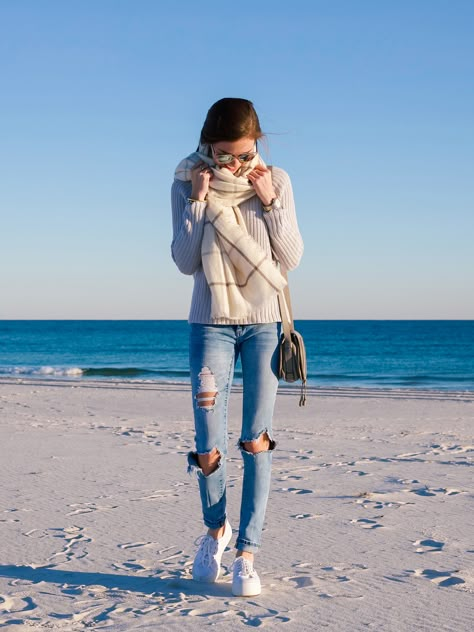 WINTER AT THE BEACH | FASHION BLOGGER LCB STYLE Cold Beach Outfit, Winter At The Beach, Strand Shoot, Winter Beach Outfit, Surfergirl Style, Beach Winter, Photos Bff, Fall Beach, Summer Holiday Outfits