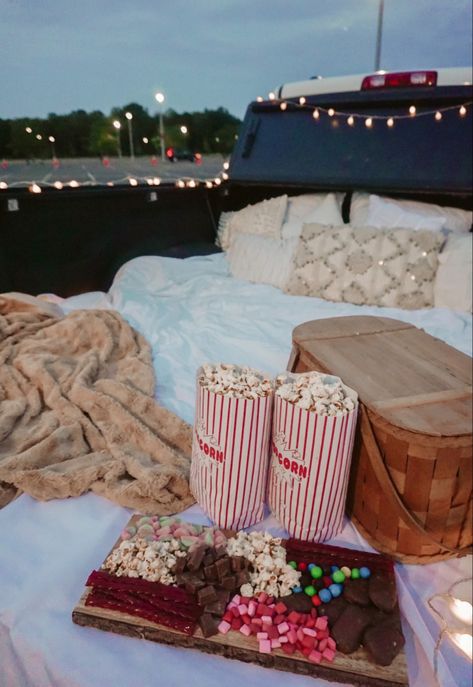 Creative Date Night Ideas, Dream Dates, Romantic Date Night Ideas, Creative Dates, Lake Food Ideas Summer, Food Ideas Summer, Cute Date Ideas, Lake Food Ideas, Fun Sleepover Ideas