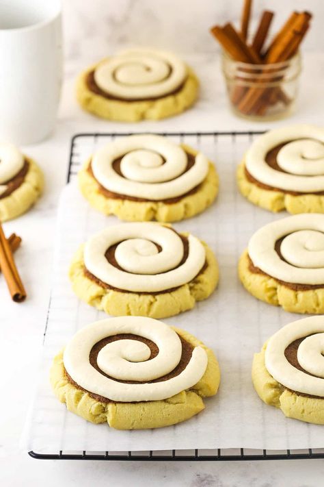 Soft, thick sugar cookies are topped with a comforting cinnamon filling and a swirl of smooth maple buttercream in this epic dessert! If you'd like to experience heaven on earth, whip up a batch of these Copycat Crumbl Cinnamon Roll Cookies. Crumbles Cookies, Crumbl Copycat, Crumble Cookie Recipe, Assorted Cookies, Maple Buttercream, Cinnamon Filling, Baked Food, Maple Frosting, Cinnamon Roll Cookies