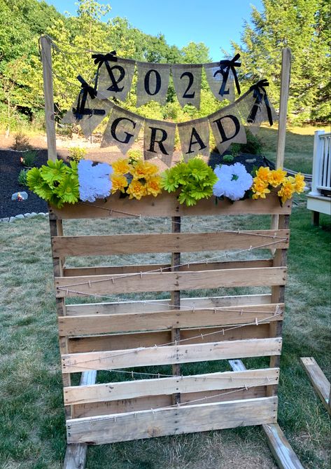 Graduation Party Pallet Display, Pallet Graduation Display, Graduation Pallet Ideas, Pallet Photo Display, Wood Pallet Graduation Display, Pallet Photo Display Graduation, Grad Party Pallet Picture Display, Pallet Picture Display Graduation, Wooden Pallet Picture Display Graduation