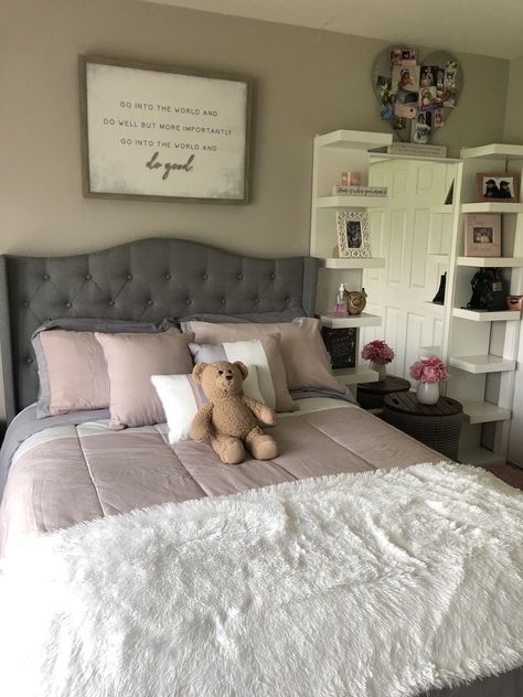 Pink And Gray Aesthetic Room, Room Inspiration Bedroom Pink And Grey, Room Ideas Aesthetic Gray And Pink, Aesthetic Room Pink And Grey, Gray Pink Themed Bedroom, Room Organization Bedroom, Girl Apartment Decor, Classy Bedroom, First Apartment Decorating