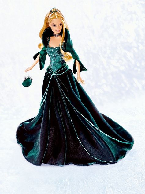 Holiday™ Barbie® 2004 - For over a decade, Barbie® has celebrated each holiday season with a beautiful doll commemorating the year. In 2004, Holiday Barbie®, joins this proud tradition dressed in a rich, bottle-green velvet gown embellished with glittering sparkles. Come join the holiday Barbie® collecting tradition with this splendid keepsake Sears Exclusive Holiday™ Barbie® Barbie Instagram, Happy Holidays Barbie, Christmas Barbie, Barbie Gowns, Green Velvet Dress, Im A Barbie Girl, Barbie Style, Holiday Barbie, Barbie Toys