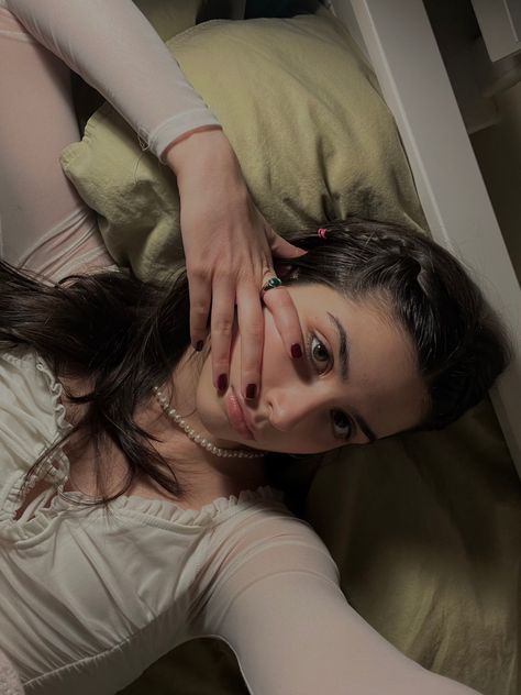 Pictures in bed; horizontal selfie; aesthetic selfie; red nails aesthetic; selfie pose ideas; selfie instagram Cute Selfie Ideas In Bed, Selfie Nail Poses, Selfie With Hands On Face, Three Fingers Up Selfie, Selfie In Bed Aesthetic, Bedroom Selfies Poses Night, Selfie Poses To Show Off Nails, Selfies In Bed Ideas, Selfie In Bed Ideas