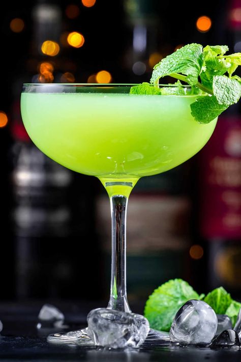 Green Cocktails Recipes, Green Drink, Low Cal Drinks, Green Cocktails, Vodka Punch, Green Drink Recipes, Green Cocktail, Green Beer, Green Drinks