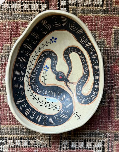 Basic Ceramics Ideas, Ceramic Underglaze Ideas, Snake Pottery, Ceramics Functional, Underglaze Ideas, Ceramic Snake, Nesting Dolls Art, Pottery Sgraffito, Ceramic Underglaze