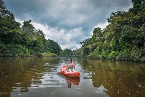 Kayak en el río Amazonas, Perú Peru