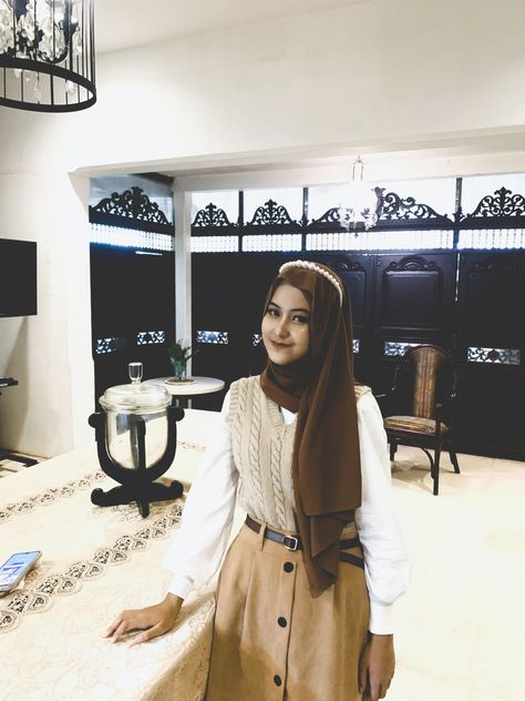 inspired vintage outfit Vintage Outfits Hijab Rok, Dark Academia Hijab Outfit, Yearbook Vintage Outfit Hijab, Outfit Yearbook Vintage, Vintage Outfits Hijab Year Book, Ootd Vintage Hijab Rok, Ootd Vintage Hijab Casual, Earth Tone Outfits Women, Vintage Outfit Hijab